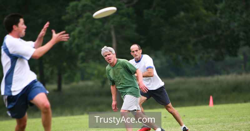 Ultimate Frisbee - Ideas For Fun Outdoor Games For Large Groups