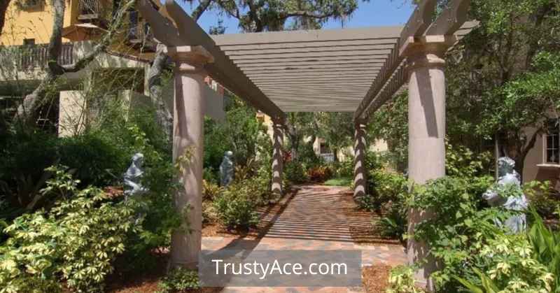 Yard Walkway Ideas Using Columns